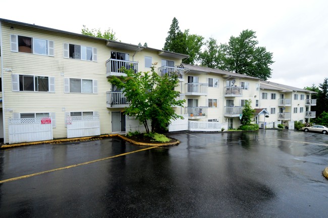 Eagle Ridge Apartments in Woodinville, WA - Building Photo - Building Photo