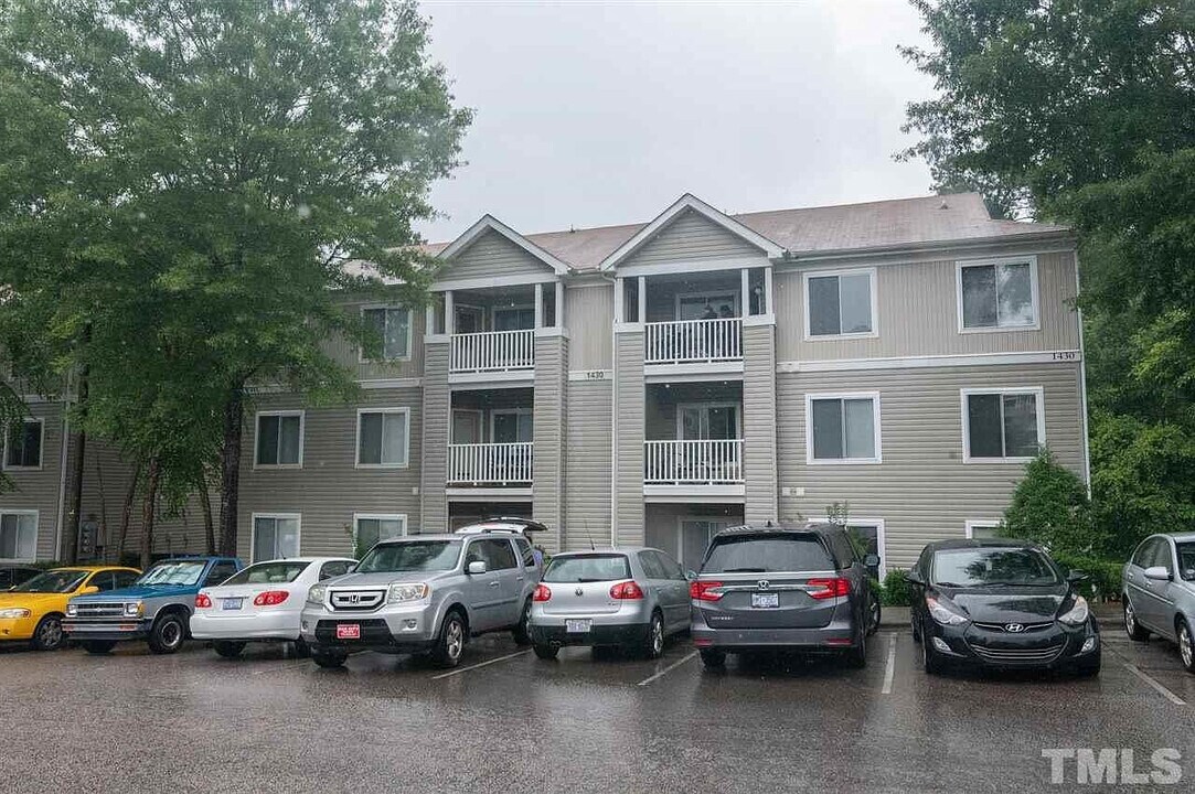Room in Condo on Collegiate Cir in Raleigh, NC - Building Photo