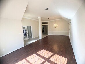 10120 Treasure Island Dr in Austin, TX - Foto de edificio - Building Photo