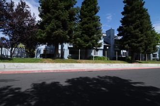 Lighthouse Condominiums in Vallejo, CA - Foto de edificio - Building Photo