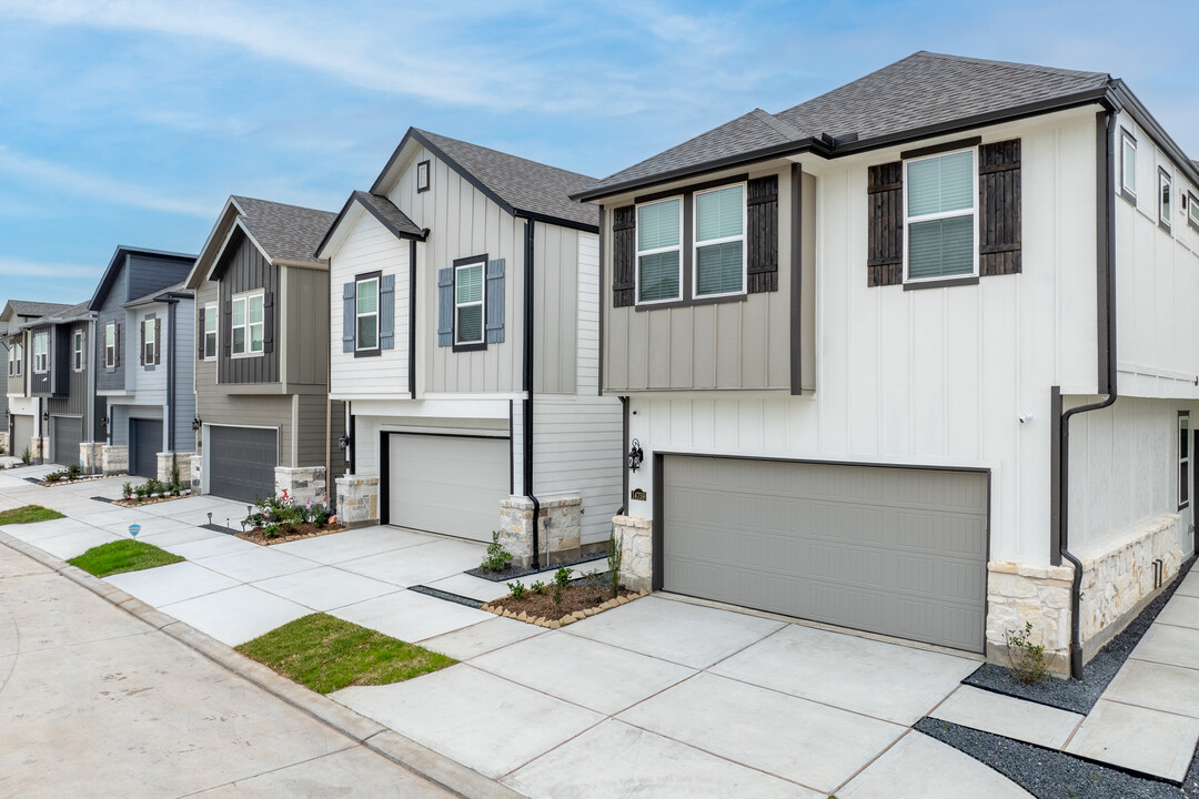 McClendon Park Village in Houston, TX - Building Photo