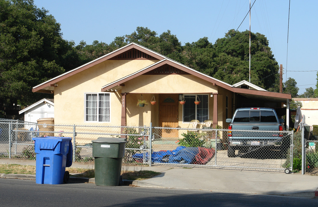 705-7051/2 Ojai Rd in Santa Paula, CA - Building Photo