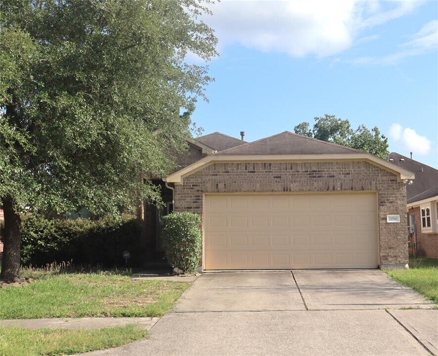 21590 Kings Bend Dr in Kingwood, TX - Building Photo