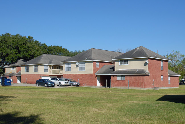 Lovett Town & Country in Tomball, TX - Foto de edificio - Building Photo