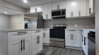 917 Temple Dr in Hitchcock, TX - Building Photo