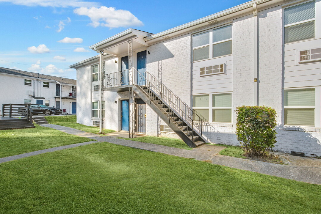 Azul Door Apartments in Forest Park, GA - Building Photo