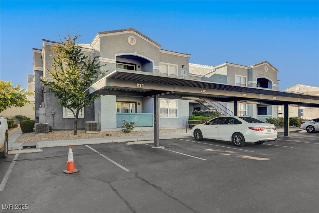 6955 N Durango Dr in Las Vegas, NV - Foto de edificio