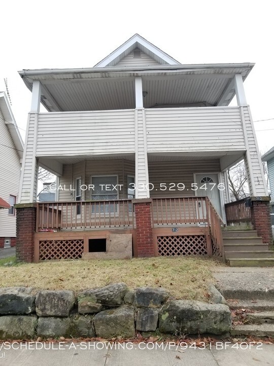 712 Roselawn Ave-Unit -UP in Akron, OH - Foto de edificio