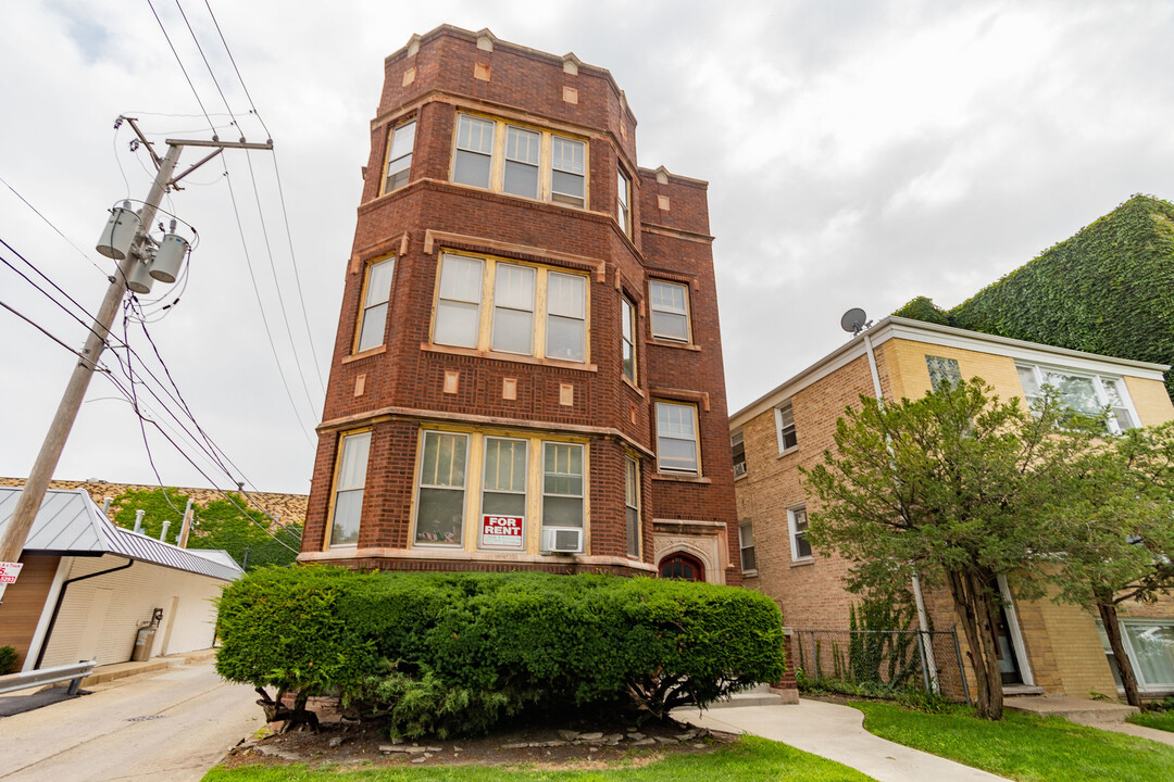 7555 N Claremont Ave in Chicago, IL - Building Photo