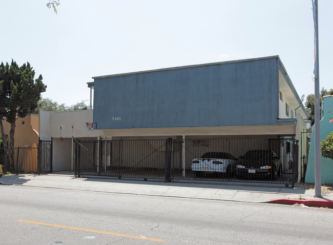 7101 Seville Ave in Huntington Park, CA - Foto de edificio - Building Photo