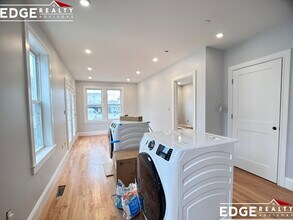 21 Shepard St, Unit 3 in Boston, MA - Foto de edificio - Building Photo