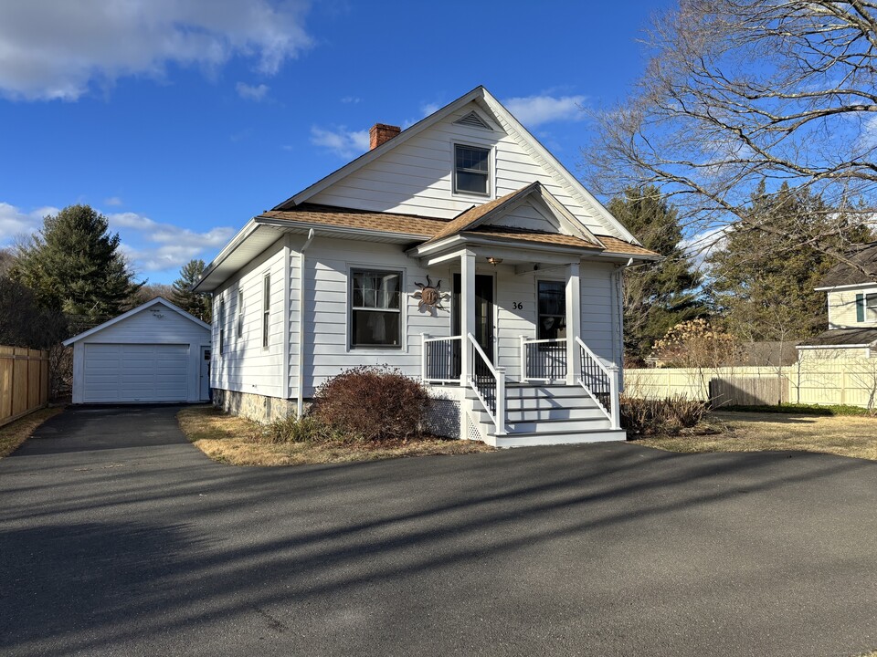 36 Sugar St in Newtown, CT - Building Photo