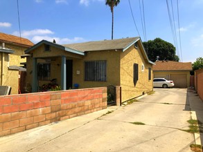 7042 Somerset Blvd in Paramount, CA - Building Photo - Building Photo