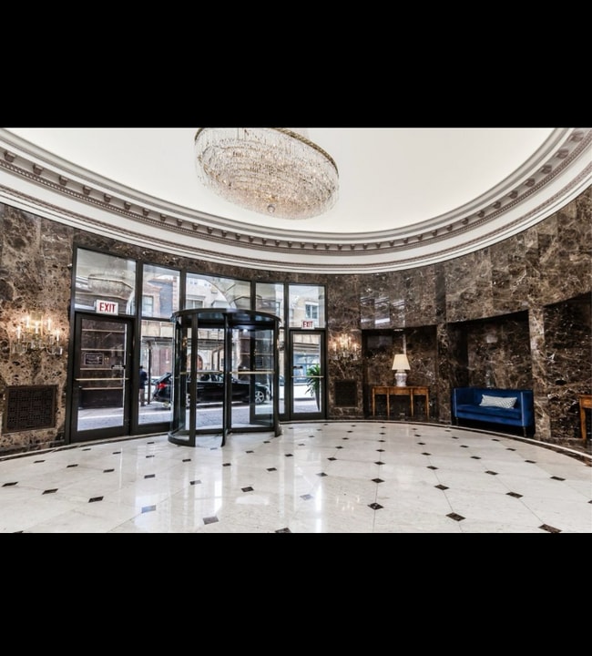10 E Ontario St in Chicago, IL - Building Photo - Building Photo