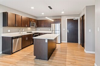 8041 W Bluemound Rd in Milwaukee, WI - Foto de edificio - Building Photo