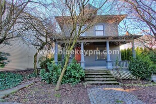 3415 SW Naito Pkwy in Portland, OR - Building Photo