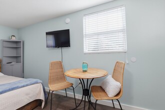 587 Dixie Hwy, Unit Studio 1 in Tarpon Springs, FL - Foto de edificio - Building Photo