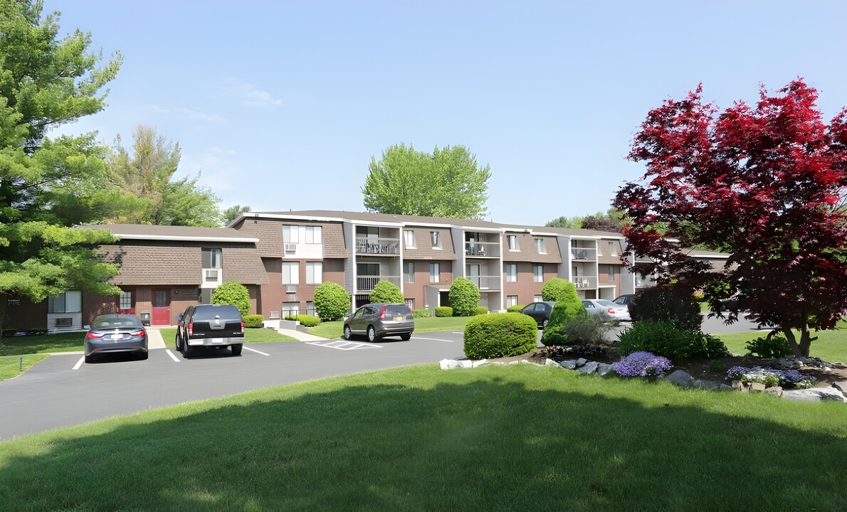 Regency Park North in Queensbury, NY - Foto de edificio