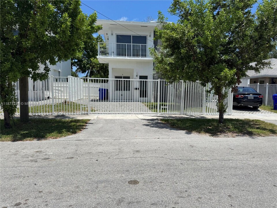 6331 NW 1st Pl in Miami, FL - Building Photo