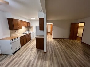 5749 E Rowland Rd, Unit 2 in Toledo, OH - Foto de edificio - Building Photo