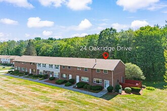 24 Oakridge Dr in Londonderry, NH - Building Photo - Building Photo