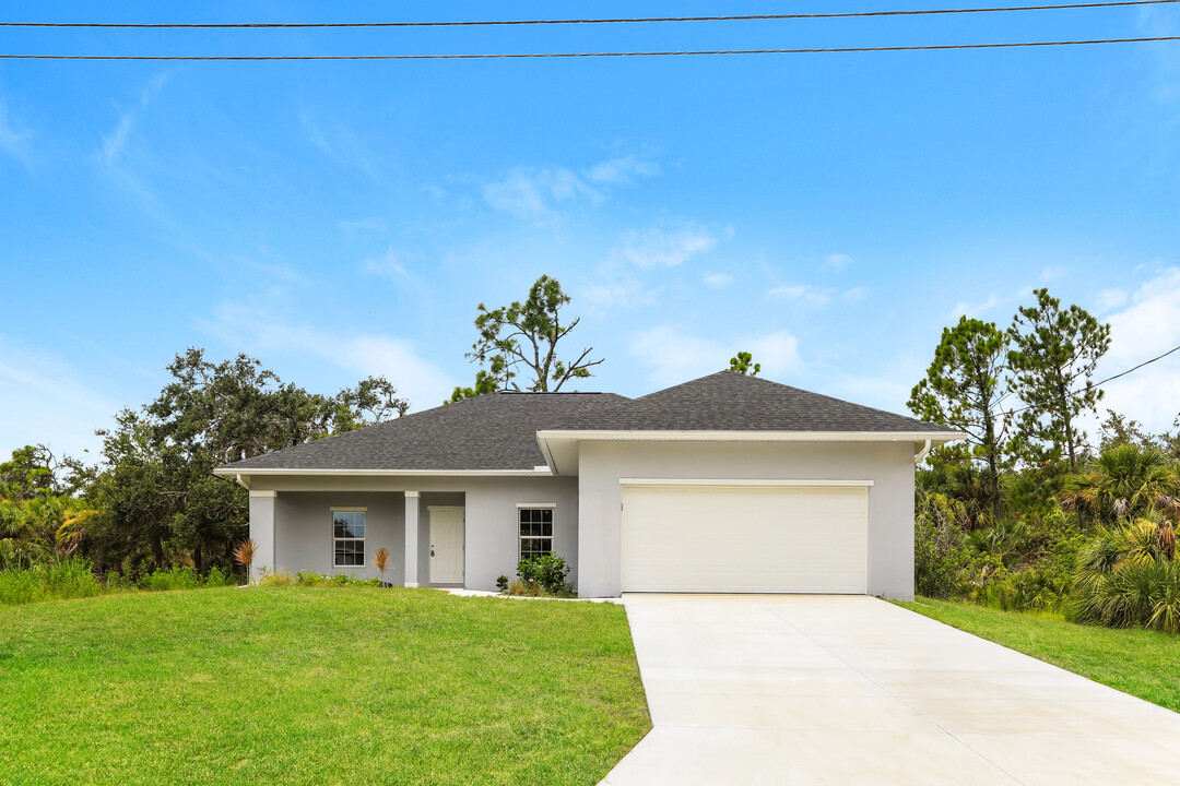 185 Overbrook St in Port Charlotte, FL - Foto de edificio