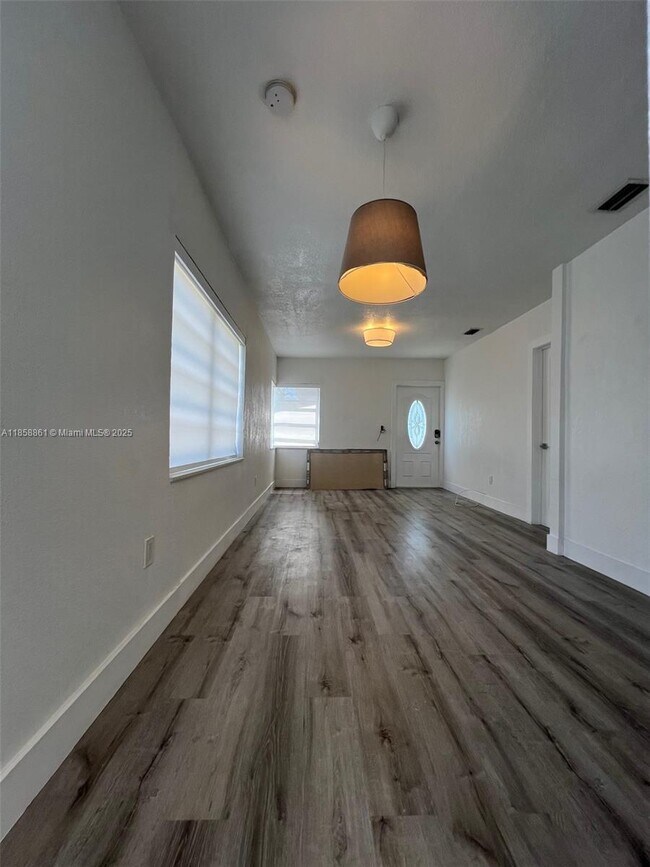 530 SW 16th Ave in Miami, FL - Foto de edificio - Building Photo