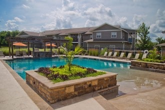 The Manor Homes of Eagle Glen in Raymore, MO - Foto de edificio - Building Photo