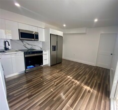 2450 NW 68th St in Miami, FL - Building Photo - Building Photo