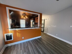 1319 Glen Raven Ct in Greensboro, NC - Foto de edificio - Building Photo