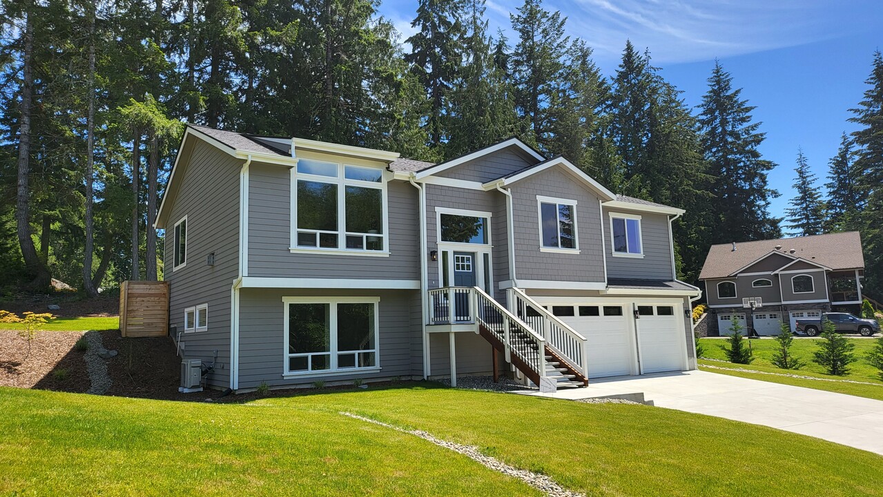 31 E Olympic Ct in Allyn, WA - Building Photo