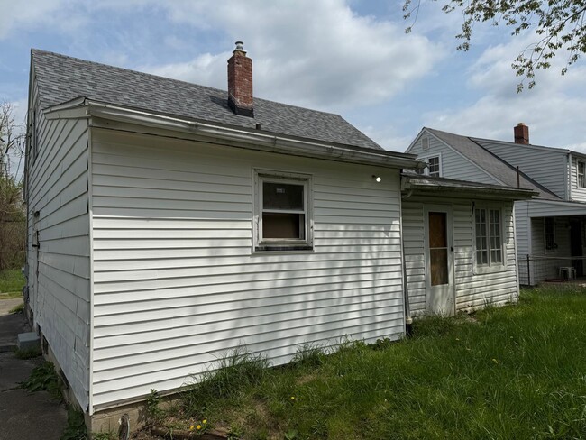 219 E Florida Ave in Youngstown, OH - Building Photo - Building Photo