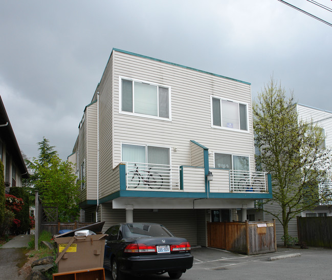 10337 Midvale Ave in Seattle, WA - Foto de edificio - Building Photo