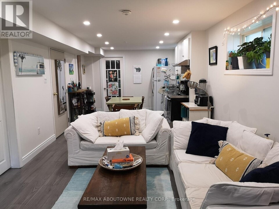 53 Boulder Crescent in Guelph, ON - Building Photo