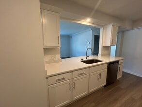 Peakland Apartments in Lynchburg, VA - Foto de edificio - Building Photo