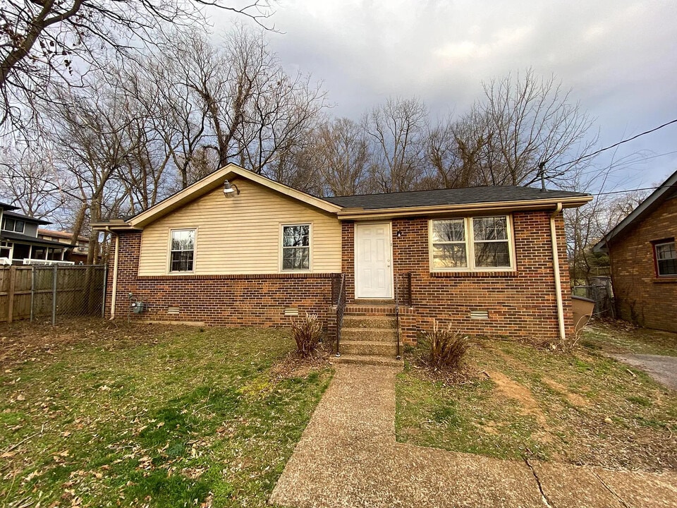 2408 Vaulx Ln in Nashville, TN - Foto de edificio