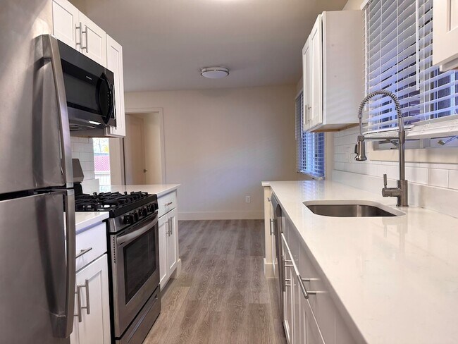 110 Montoya Dr in Branford, CT - Foto de edificio - Building Photo