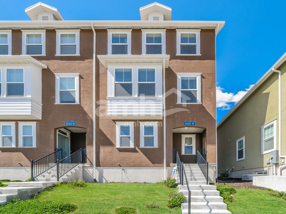 6042 W South Jordan Pky in South Jordan, UT - Building Photo