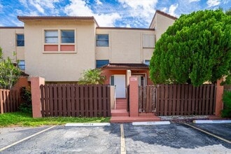 9907 NW 9th St Cir in Miami, FL - Building Photo - Building Photo