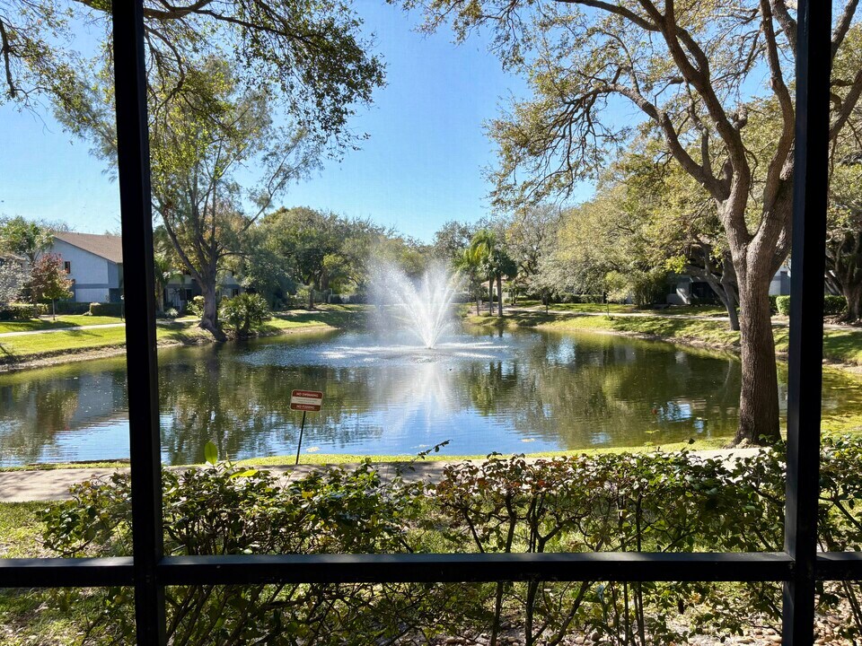 2717 S Oakland Forest Dr, Unit 104 in Oakland Park, FL - Foto de edificio