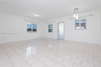142 NW 43rd Pl in Miami, FL - Building Photo - Building Photo