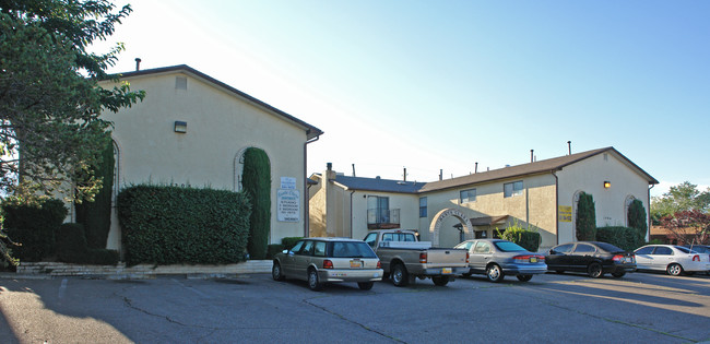 1204 Chelwood Park Blvd in Albuquerque, NM - Foto de edificio - Building Photo