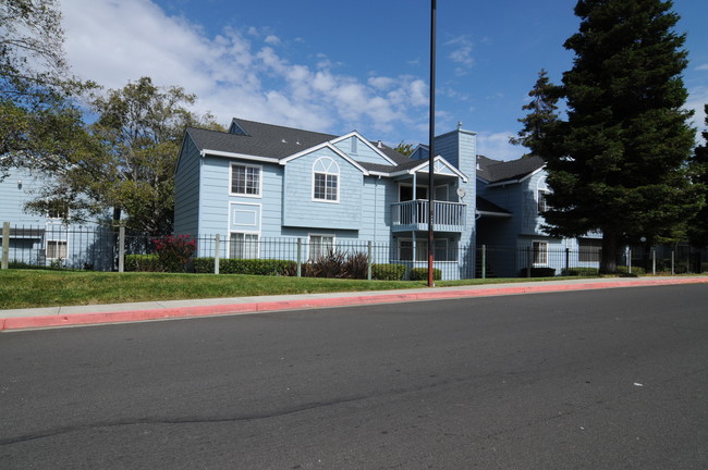 Lighthouse Condominiums in Vallejo, CA - Building Photo - Building Photo