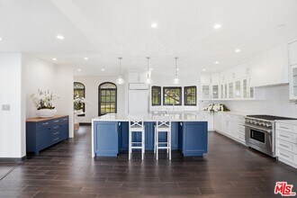 1036 El Medio Ave in Los Angeles, CA - Building Photo - Building Photo