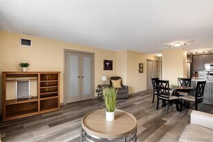 2880 S Locust St in Denver, CO - Building Photo