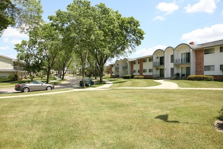 Deer Trail Apartments in Milwaukee, WI - Foto de edificio