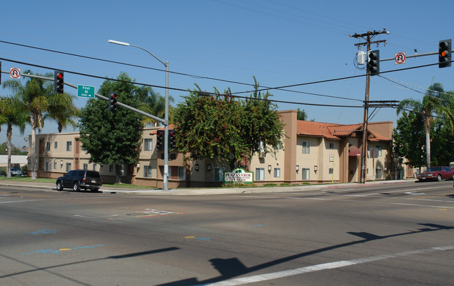 Plaza Verde Apartments in El Cajon, CA - Foto de edificio - Building Photo