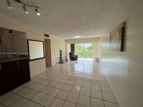8887 Fontainebleau Blvd in Miami, FL - Building Photo - Building Photo