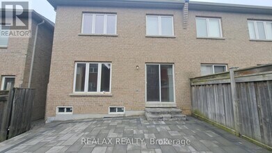22 Quattro Ave in Richmond Hill, ON - Building Photo - Building Photo