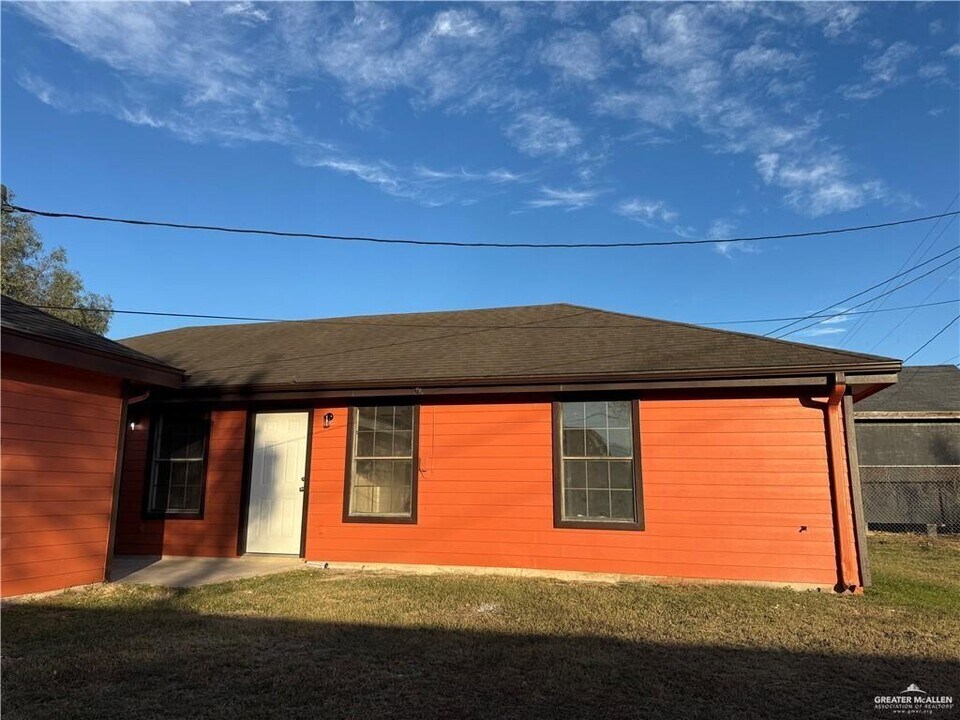1408 Pine St in Weslaco, TX - Building Photo